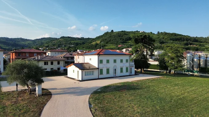 La villa vista dall'esterno tra le colline
